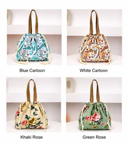 Vue détaillée de quatre sacs seaux à cordon avec motifs Paris et roses vintage