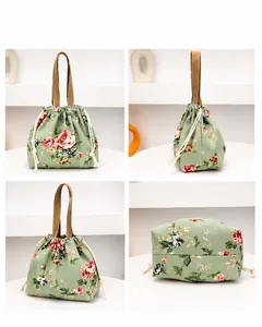 Détails d'un sac seau ethnique avec imprimés floraux verts et poignées à cordon