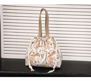 Détail du sac seau en toile avec motifs Tour Eiffel de Paris et fermeture à cordon