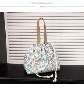Détail du sac seau en toile avec imprimé Tour Eiffel et poignée tissée durable