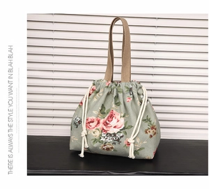 Sac seau en toile florale avec roses roses, cordon de serrage et poignée tressée