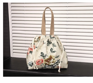Gros plan détaillé du sac seau à imprimé floral avec cordon de serrage et anses solides
