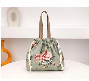 Sac seau en toile à fleurs avec roses roses, feuilles vertes et fermeture à cordon blanc