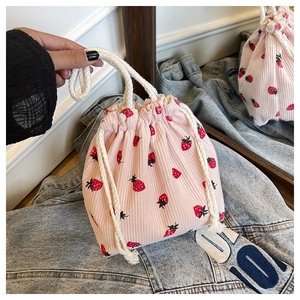 Nahaufnahme der rosa Cord-Beuteltasche mit Erdbeerdruck und Baumwollkordeln für junge Mädchen