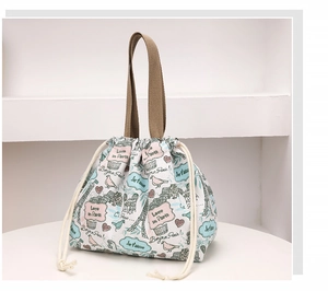 Détail du sac seau en toile fleurie avec imprimé Tour Eiffel et fermeture à cordon