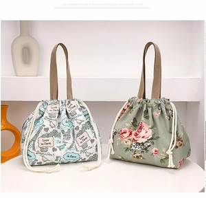 Détails des sacs seaux en toile à motifs floraux et Paris avec cordon de serrage