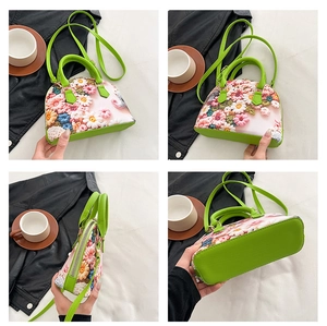 Detailansicht der grünen Muscheltasche mit 3D-Blumendruck und strukturiertem PU-Leder