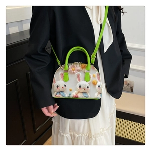 Détail du lapin au crochet 3D sur un sac blanc avec une poignée vert fluo vif