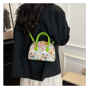 Mini sac coquille avec lapins au crochet 3D et fleurs porté en bandoulière sur mannequin