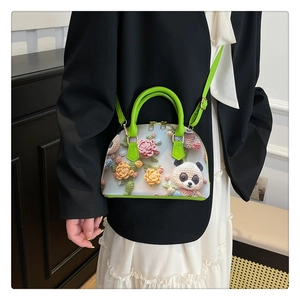 Detail der lindgrünen Tasche mit 3D-Häkelpanda und Blumenmustern in hoher Textur