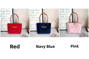 Bolsos tote minimalistas en rojo, azul marino y rosa con asas de cuentas tejidas de colores