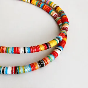 Primer plano del asa de cuerda trenzada colorida para bolso de lona con rayas