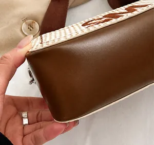 Detailansicht der gewebten Tasche mit braunem Lederboden und präziser Nahtverarbeitung