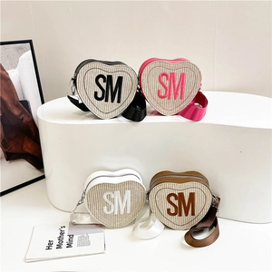 Sacs à bandoulière tressés en forme de cœur avec lettres SM et larges bandoulières