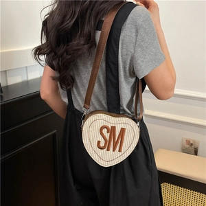 Sac bandoulière tissé en forme de cœur avec broderie SM et bandoulière en cuir PU chic