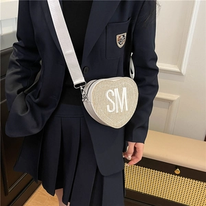 Sac bandoulière blanc en forme de cœur avec broderie SM et large bandoulière
