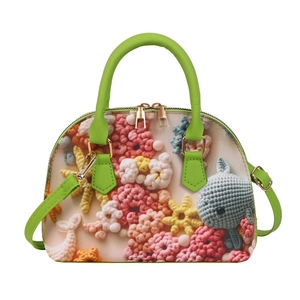 Grüne Muscheltasche mit Häkelmuster, Blumenmotiven und Wal sowie goldenem Reißverschluss