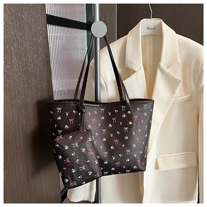 Détail du sac cabas floral avec sa pochette zippée assortie et ses anses en similicuir
