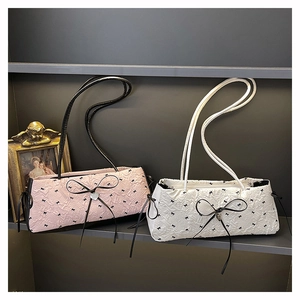 Détail de deux sacs sous les bras de style français avec motifs à nœuds mignons
