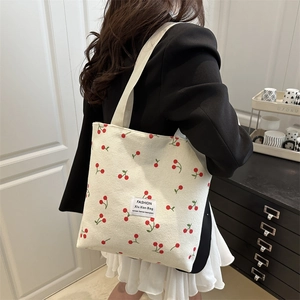 Sac fourre-tout en velours côtelé blanc avec motif cerises rouges et anses tissées
