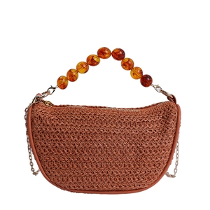 Mini geweven handtas met amberen kralenhandvat en gouden ketting in bruin