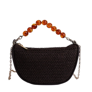 Bolso media luna trenzado café oscuro con asa de cuentas ámbar y cadena de oro