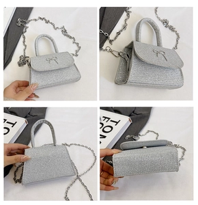 Gedetailleerde weergave van zilveren glitter mini-handtas met strik en metalen ketting