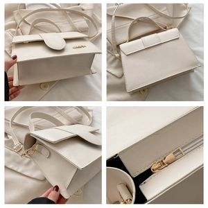 Vue détaillée du sac bandoulière crème avec logo doré et texture en cuir PU lisse