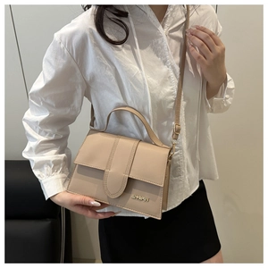 Détail du sac bandoulière minimaliste en PU beige avec logo JINGPIN et surpiqûres