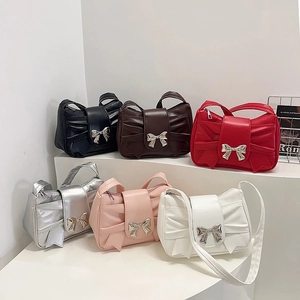 Bolsos de mano en cuero brillante con lazo decorativo en seis colores de tendencia