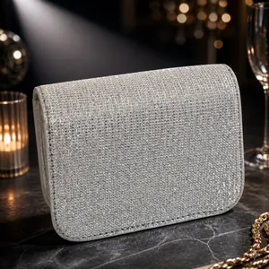 Dettaglio macro del tessuto con paillettes argentate e cuciture della borsa a tracolla