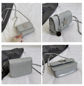 Vues détaillées du sac argenté pailleté avec étoile en strass et bandoulière chaîne