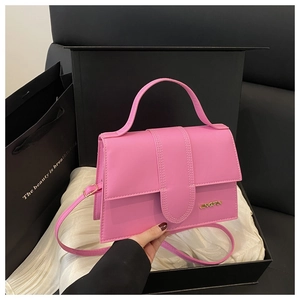 Détail du sac à main rose avec coutures et logo métallique JINGPIN sur soie