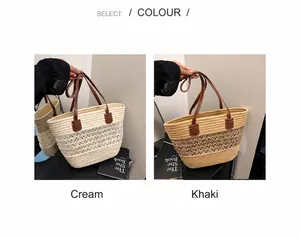 Detalle de bolsos shopper de tejido en crema y caqui con asas de cuero marrón