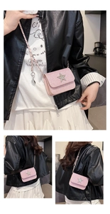 Détail du mini sac bandoulière rose matelassé avec un emblème d'étoile en strass brillant