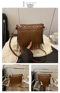 Makro-Detail der dunkelbraunen PU-Leder Umhängetasche mit Silbernieten und langen Fransen