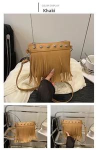 Detailansicht der khakifarbenen PU-Beuteltasche mit Silbernieten und langen Fransen