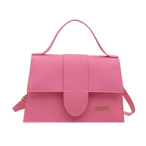 Bolso de mano rosa minimalista en cuero sintético con asa y detalle de logo dorado