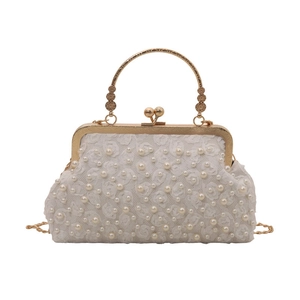 Sac de soirée élégant en dentelle blanc perle avec poignée dorée et bandoulière chaîne