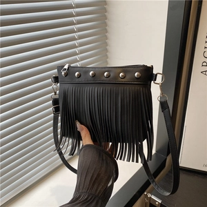 Sac Bandoulière Femme en Cuir PU à Glands Rétro Sac Seau à Rivets Style Bohême Y2K Sac à Main de Mode
