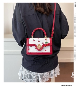 Détails du sac à main imprimé cerise avec fermoir fleur dorée et poignée tressée