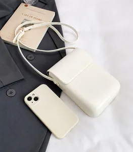 Comparación detallada del bolso vertical crema para móvil junto a un smartphone