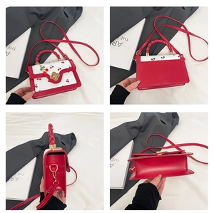 Vues détaillées du sac bandoulière à imprimé cerise avec poignée tissée et fermoir