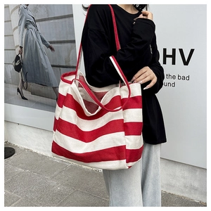 Streetstyle-opname van een rood-wit gestreepte canvas shopper gedragen door een model