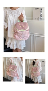 Dettaglio dello zaino per bambini tema guava rosa e verde con coulisse e patta