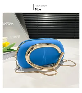 Pochette bleue en silicone avec large poignée dorée en C et fine bandoulière dorée