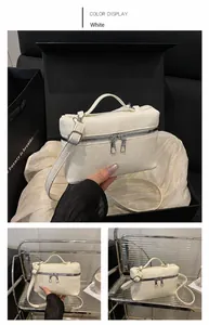 Dettaglio borsa bianca con trama litchi, finitura premium e cerniera in metallo lucido