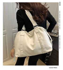 Détail de couture croisée sur grand sac fourre-tout crème en cuir PU avec texture plissée