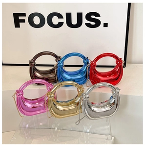 Colección de mini bolsos metálicos de media luna en varios colores con cadenas