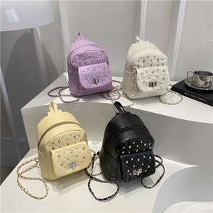 Mini sacs à dos matelassés avec bandoulière chaîne et strass en violet, beige et jaune